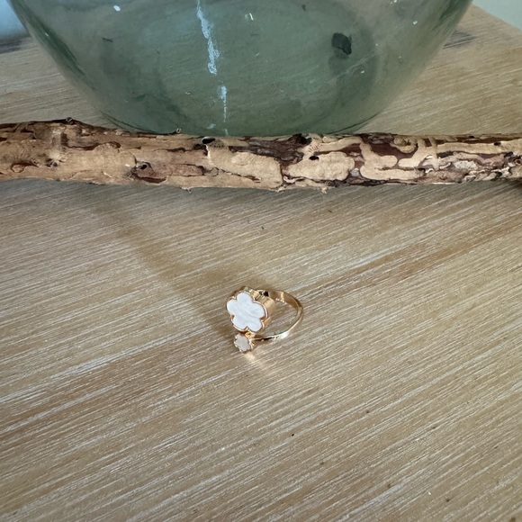 Jewelry - Elegant Gold and White Flower Ring